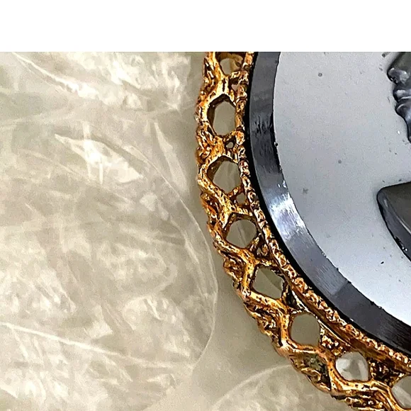VICTORIAN STYLE VINTAGE BLACK MIRROR GLASS CAMEO BROOCH GOLD TONE FRAME - Picture 4 of 5